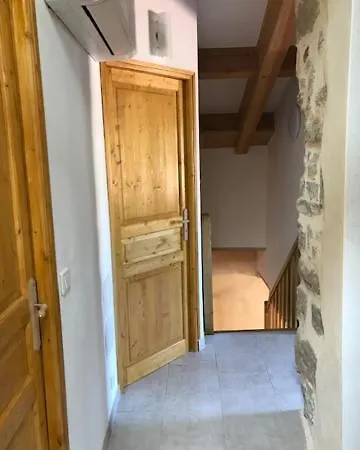 De L'eglise Et Du Chateau 2 A 15 Personnes *