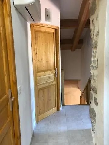 De L'eglise Et Du Chateau 2 A 15 Personnes *