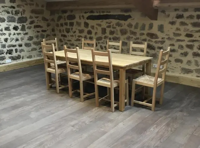 De L'eglise Et Du Chateau 2 A 15 Personnes *